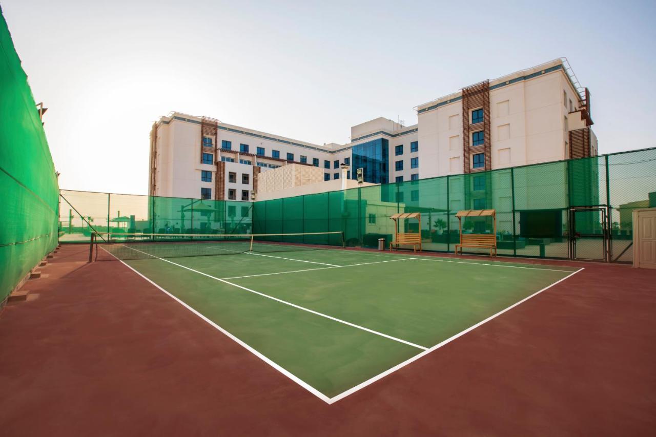 Four Points By Sheraton al-Ain Exterior foto Tennis court