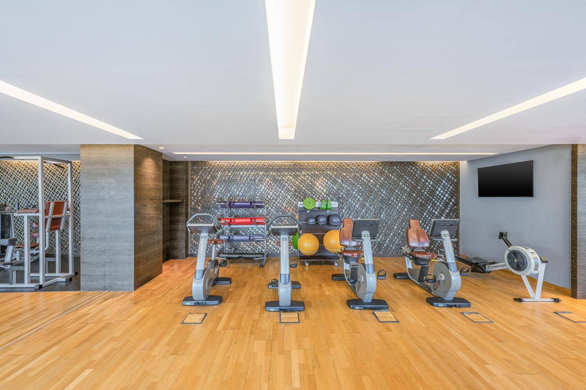 Four Points By Sheraton al-Ain Exterior foto The gym at the hotel
