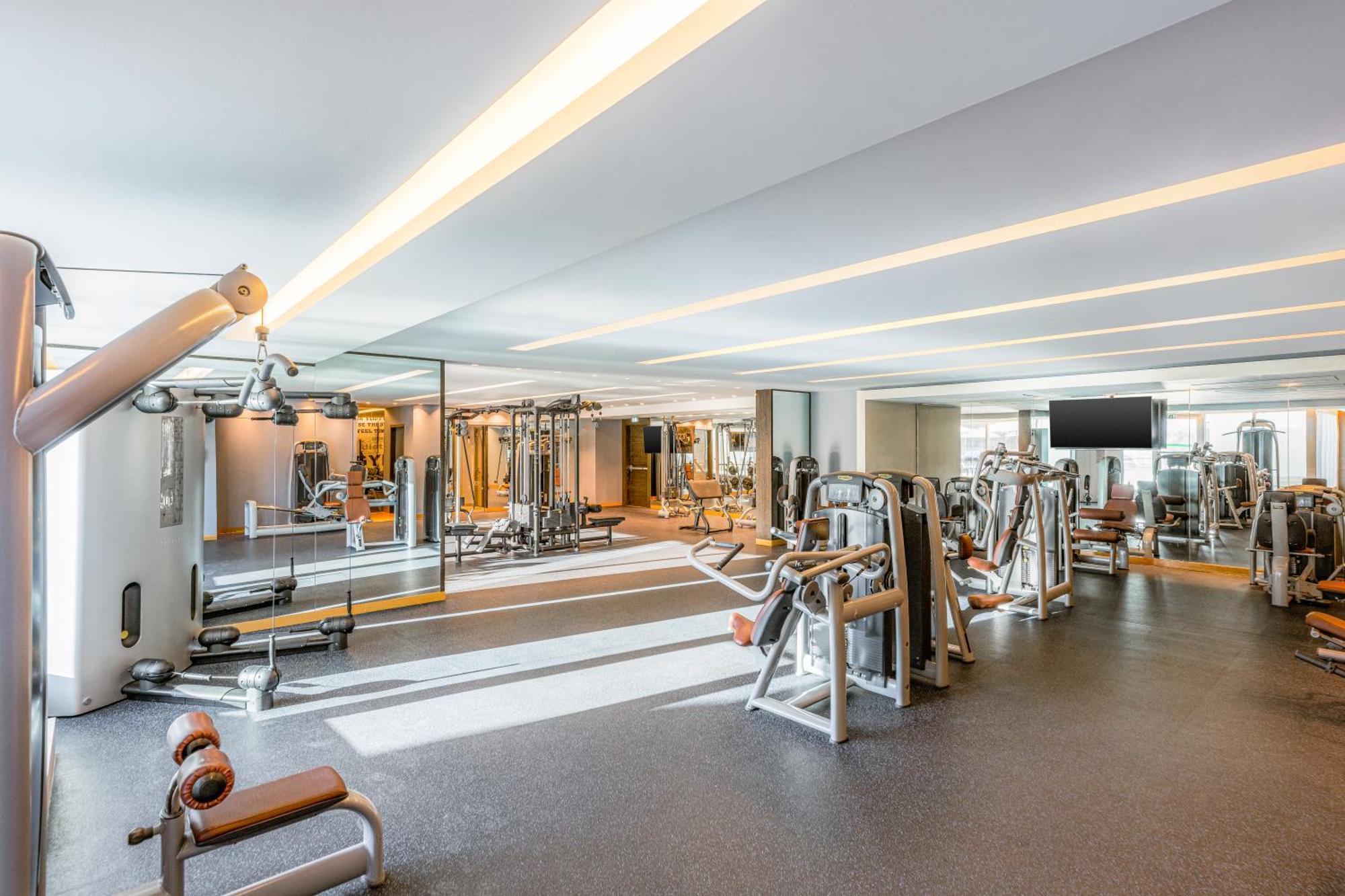 Four Points By Sheraton al-Ain Exterior foto The gym at the hotel