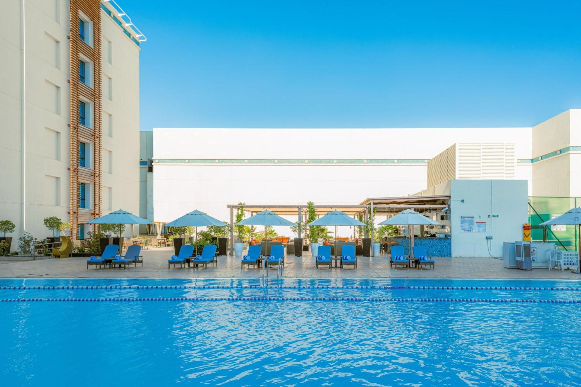 Four Points By Sheraton al-Ain Exterior foto The swimming pool at the hotel
