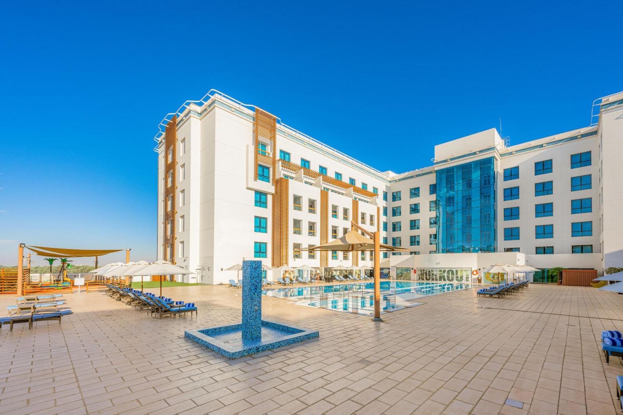 Four Points By Sheraton al-Ain Exterior foto The hotel's swimming pool