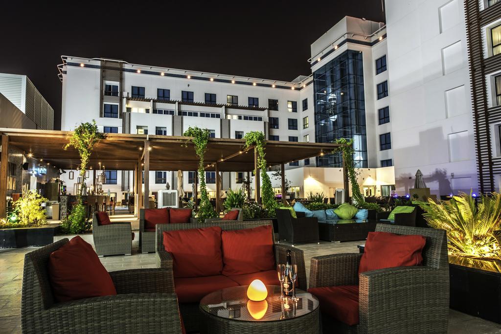 Four Points By Sheraton al-Ain Exterior foto The hotel's rooftop lounge